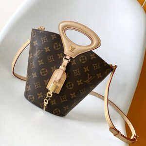 M14680 Top Original Dynamic 163 Nicolas Ghesqui è re presents Rivage BB handbag at the 2025 Spring/Summer fashion show